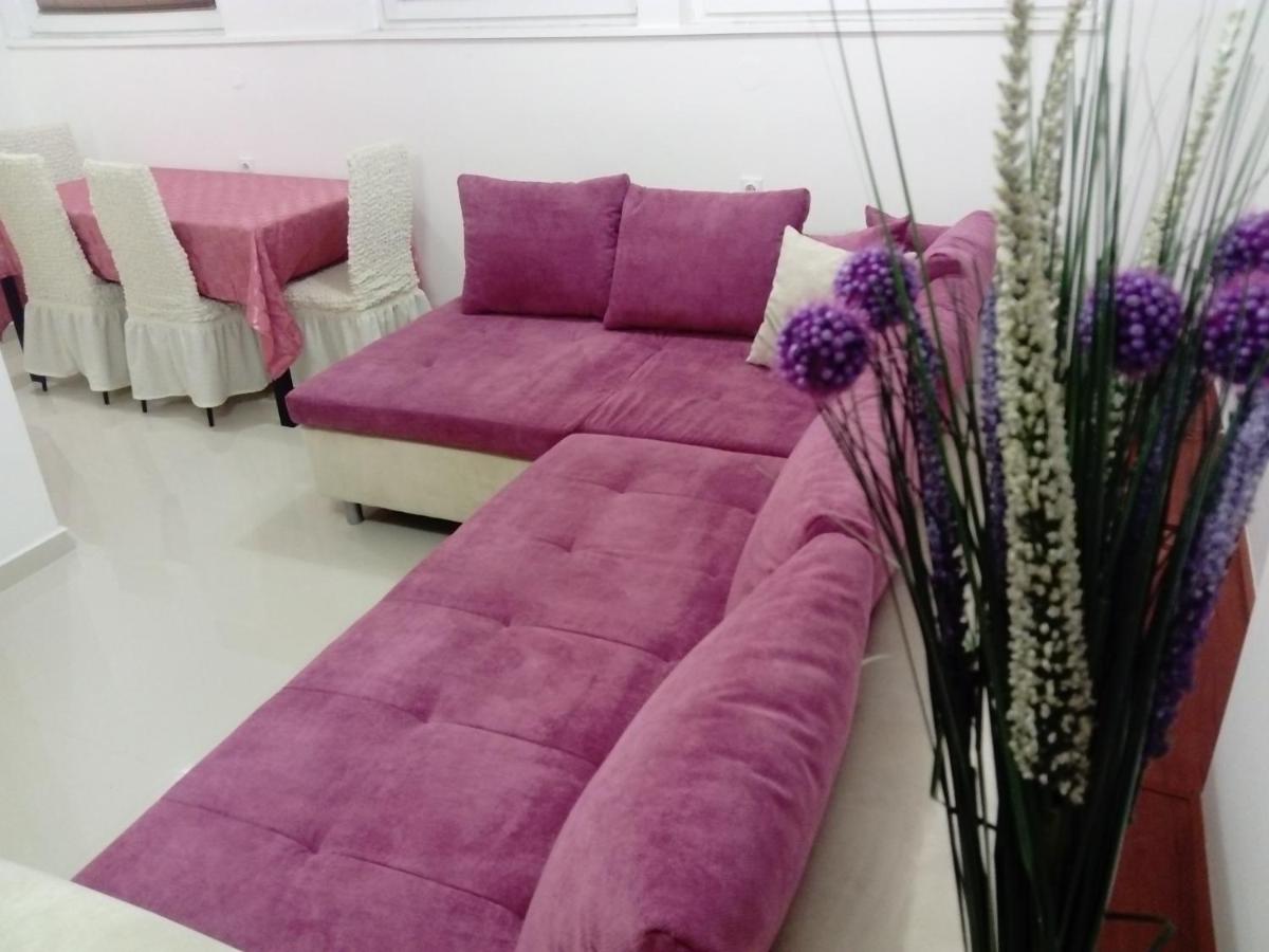Jasmin White Apartment - Housity