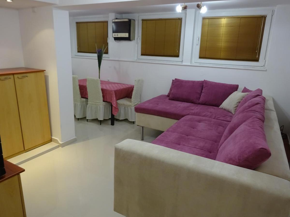 Jasmin White Apartment - Housity