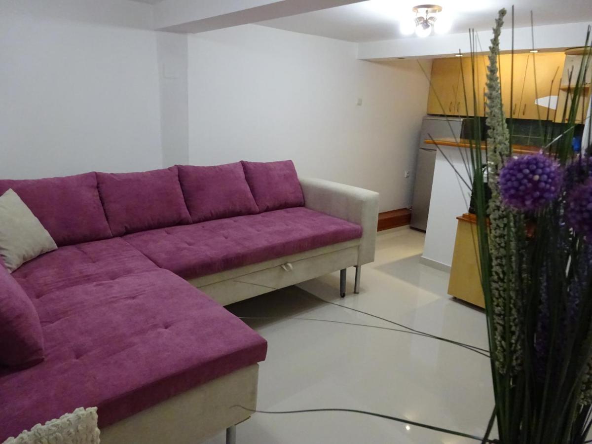 Jasmin White Apartment - Housity