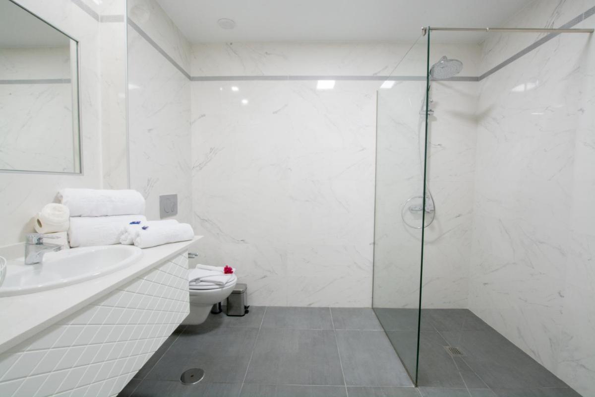 Un baño de Silvi Villas by TAM Resorts