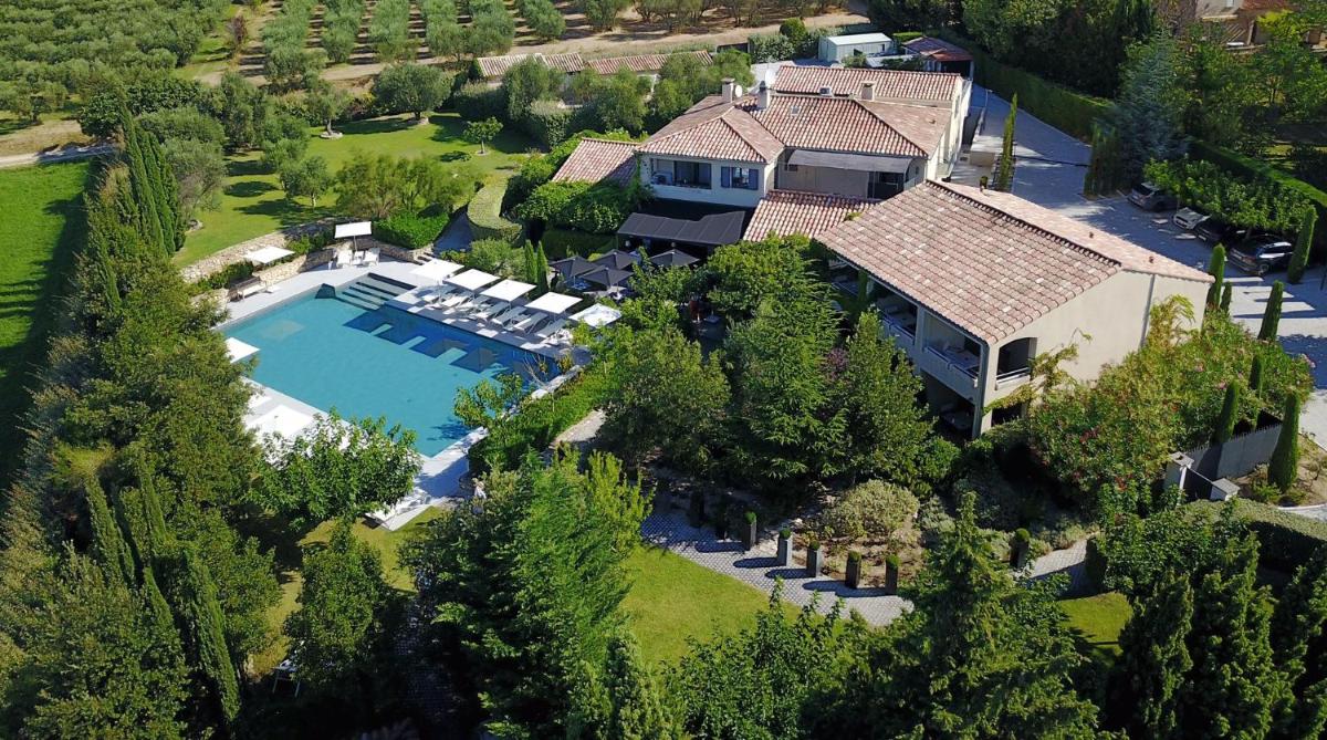 vue aérienne d'une maison avec piscine dans l'établissement Du Côté Des Olivades, à Paradou