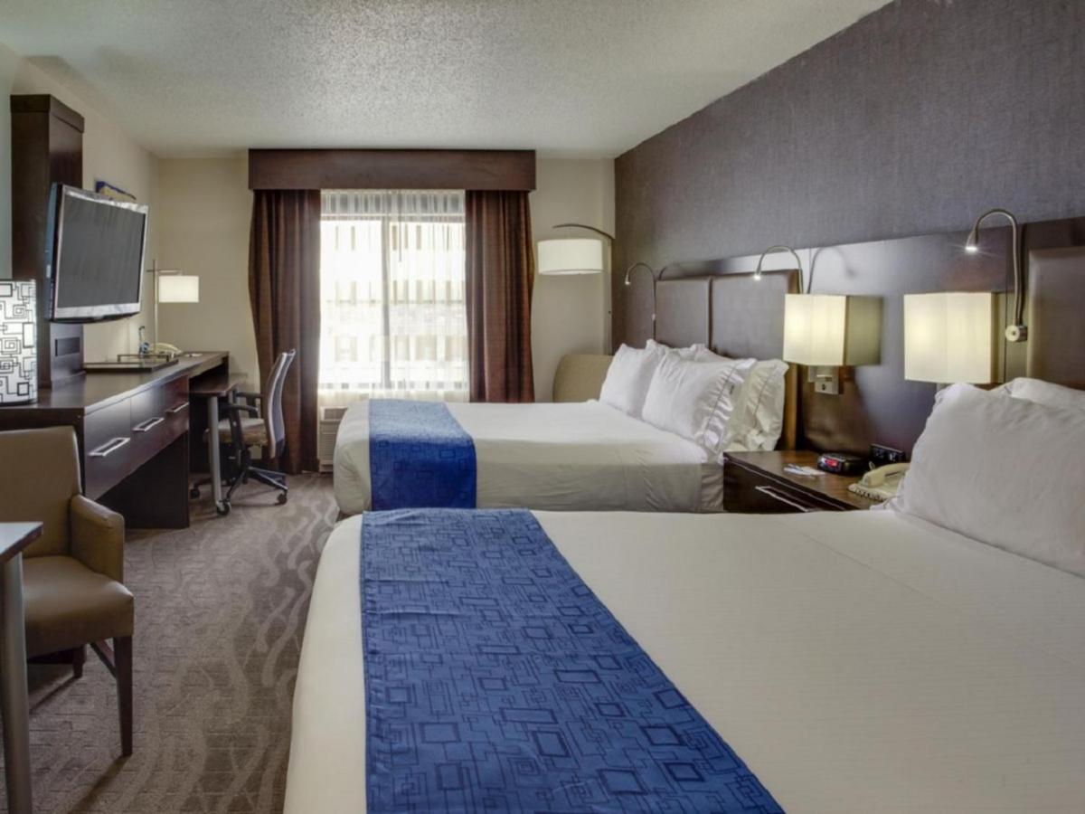Holiday Inn Express Hotel & Suites Meadowlands Area, an IHG Hotel - Housity