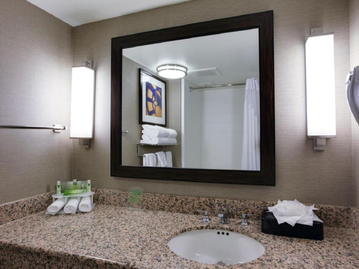 Holiday Inn Express Hotel & Suites Meadowlands Area, an IHG Hotel - Housity