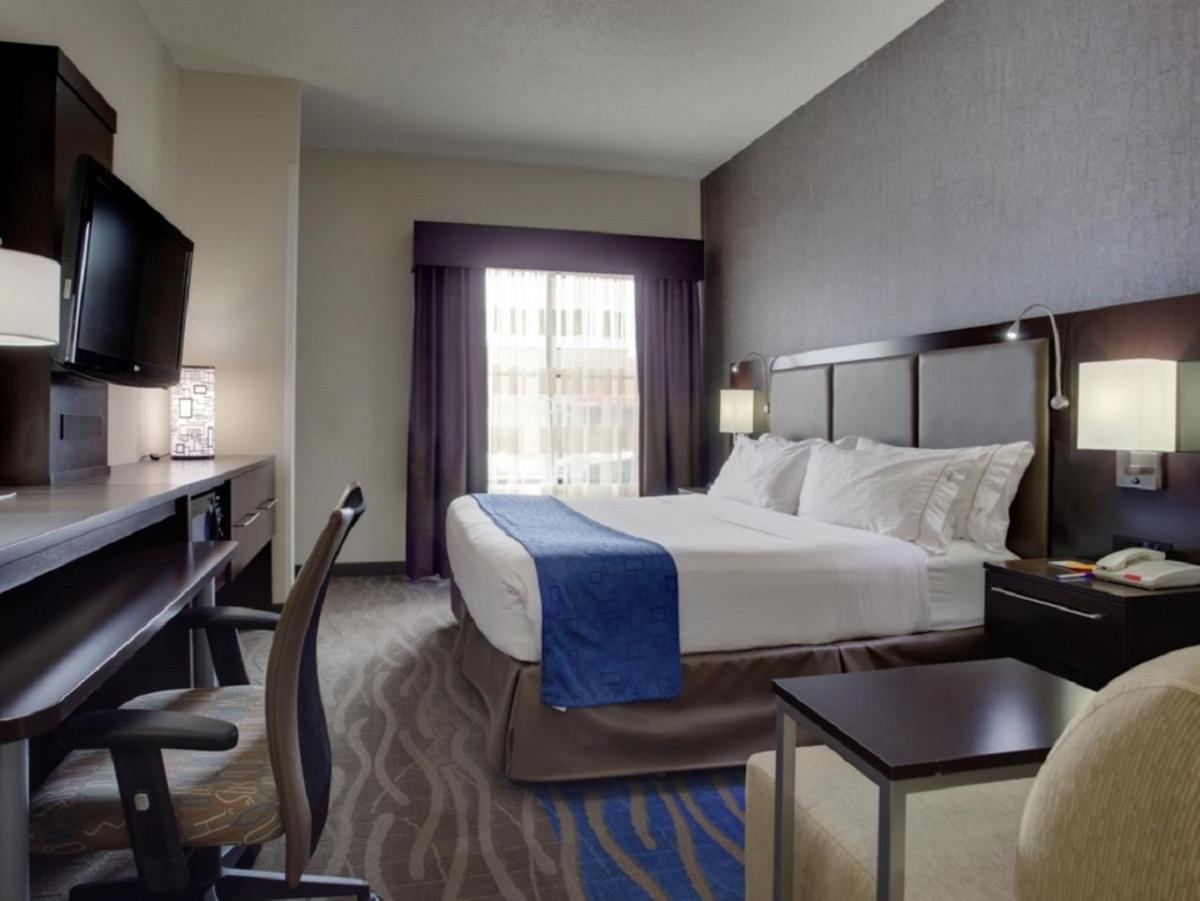 Holiday Inn Express Hotel & Suites Meadowlands Area, an IHG Hotel - Housity