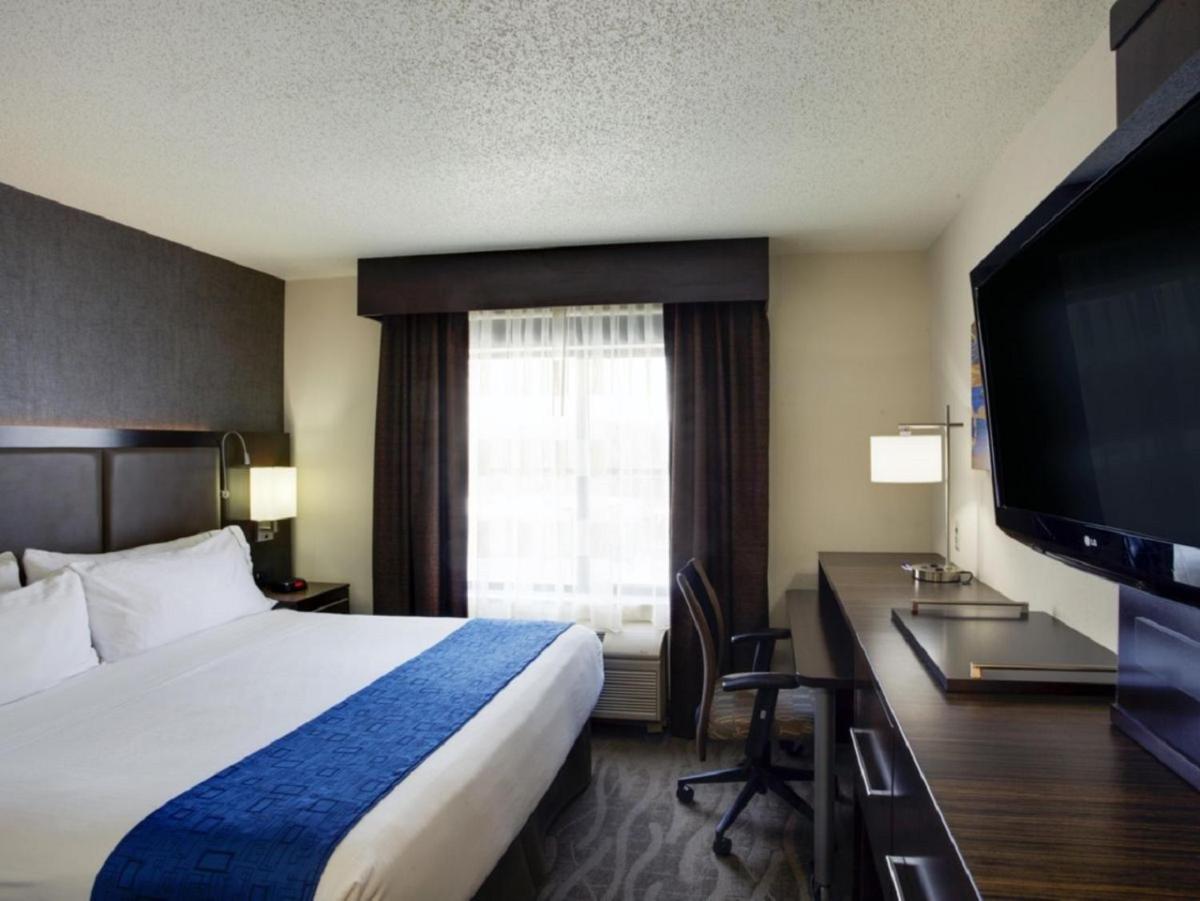 Holiday Inn Express Hotel & Suites Meadowlands Area, an IHG Hotel - Housity