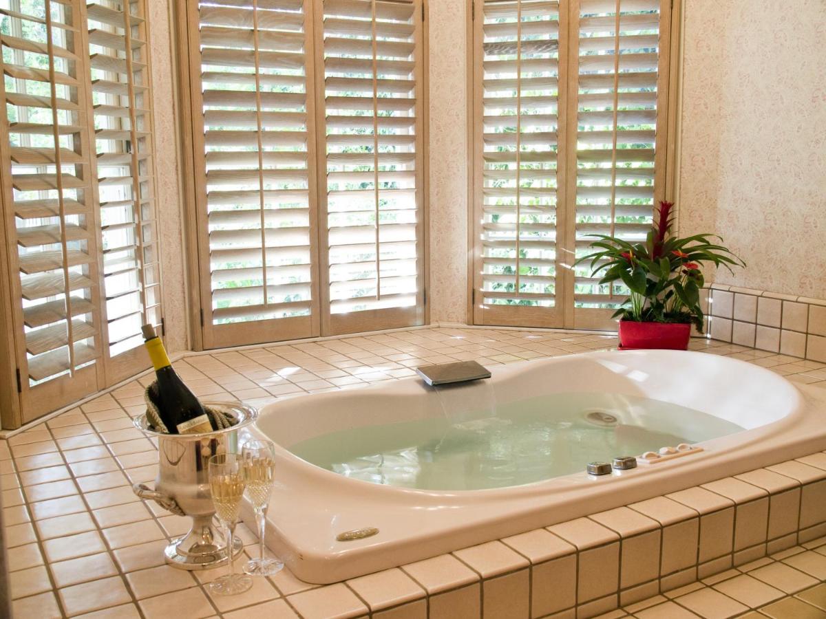 Cheshire Cat Inn & Cottages - Housity