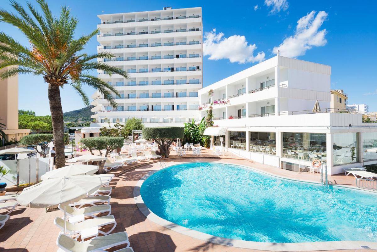 Un hotel con piscina y sillas y un edificio. en Hotel Morito, en Cala Millor