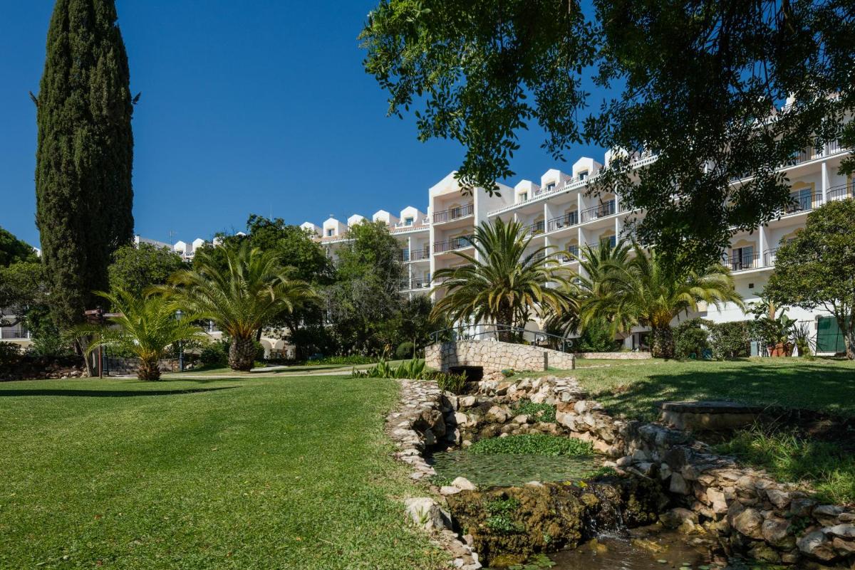 Um jardim no exterior de Penina Hotel & Golf Resort