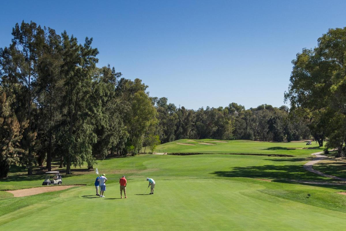um grupo de pessoas a jogar golfe num campo de golfe em Penina Hotel & Golf Resort em Portimão