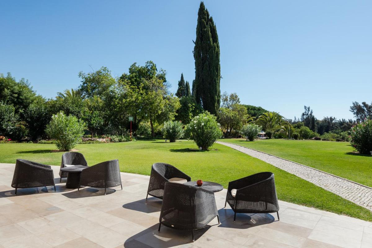 Um jardim no exterior de Penina Hotel & Golf Resort