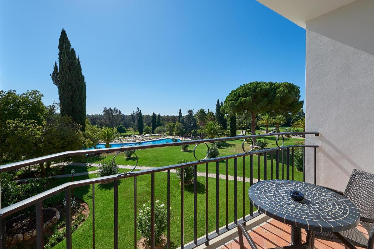 Um jardim no exterior de Penina Hotel & Golf Resort