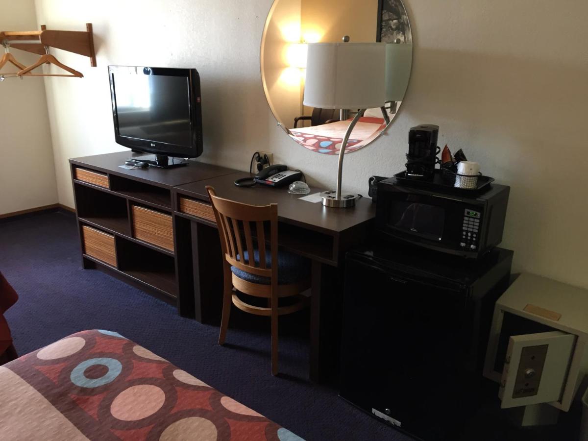 Super 8 by Wyndham College Station - Housity