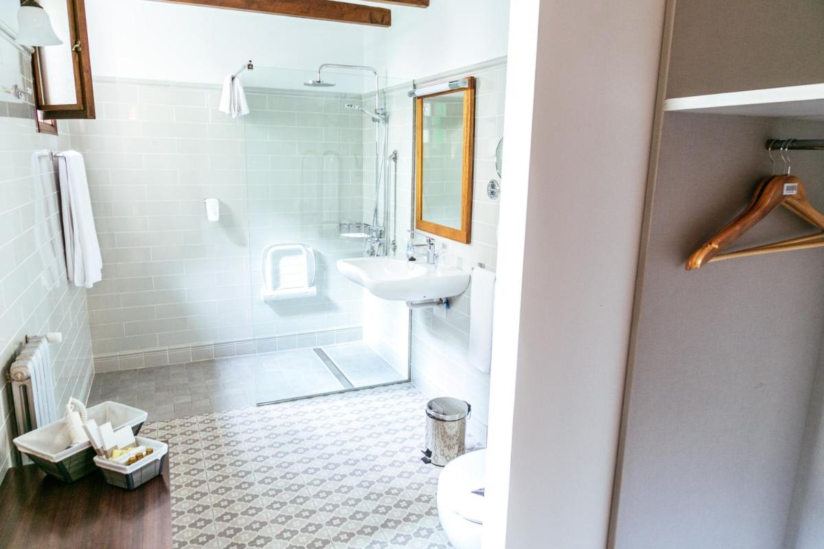 Un baño de Hotel El Guía