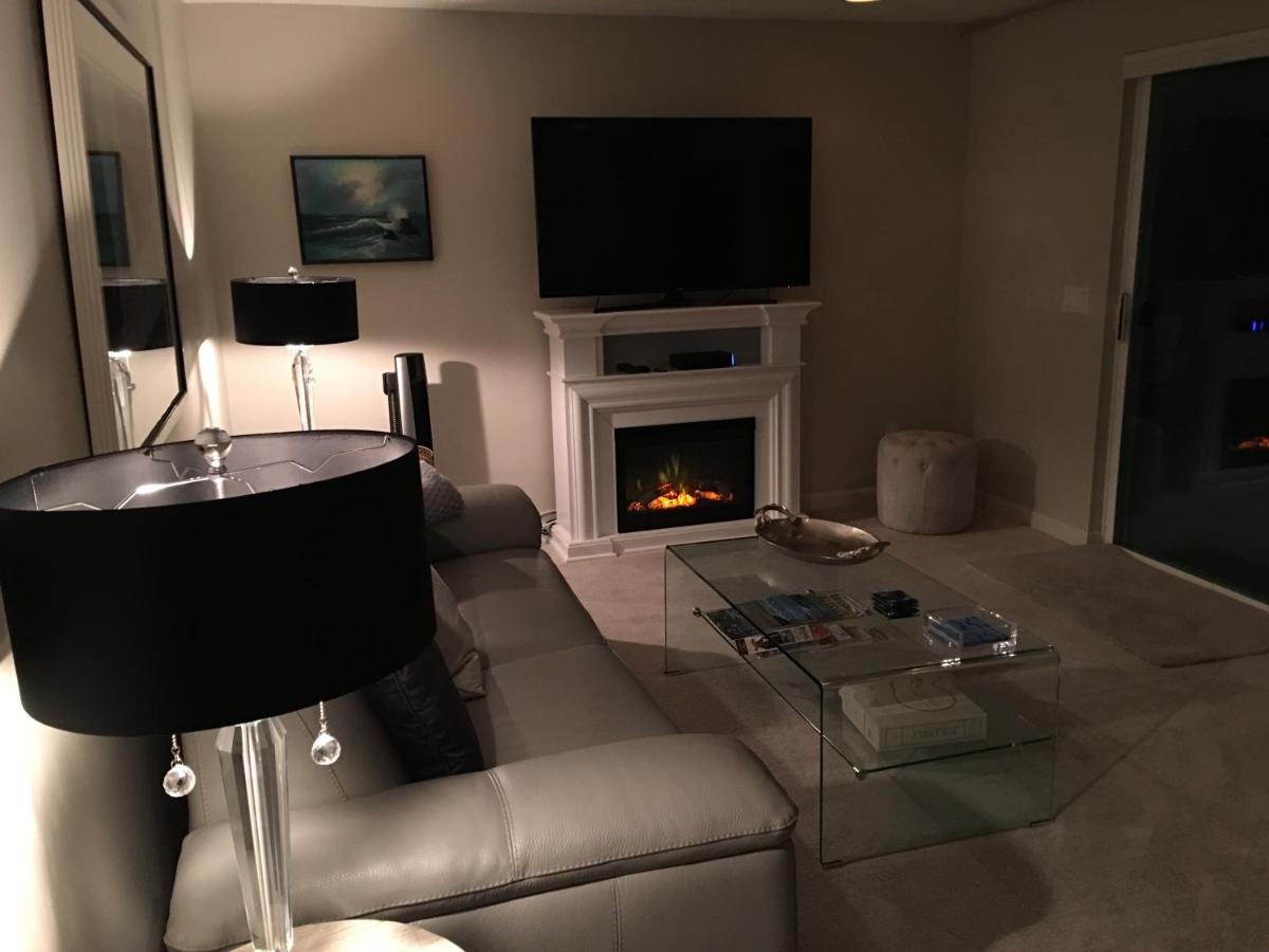 Island View-Spectacular view of Puget Sound and the Olympic Mountains - Housity