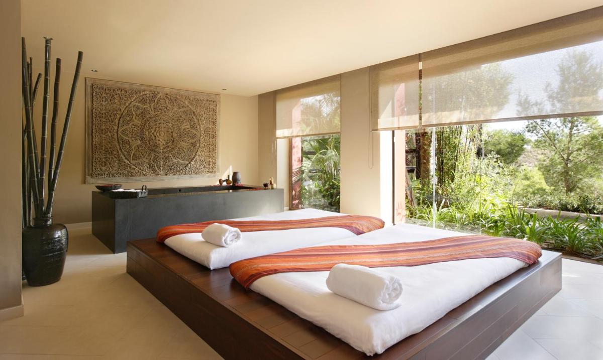 Cama o camas de una habitación en Asia Gardens Hotel & Thai Spa, a Royal Hideaway Hotel