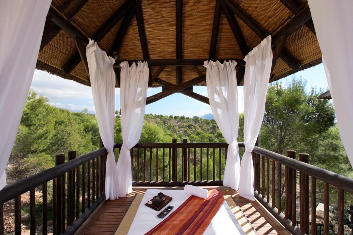 Un balcón o terraza de Asia Gardens Hotel & Thai Spa, a Royal Hideaway Hotel