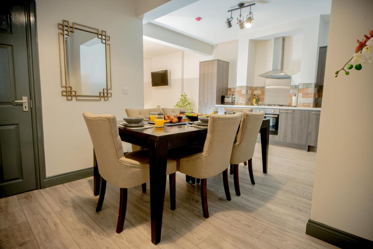 Barnston House - Heswall - spacious homely holiday home by Rework Accommodation - Housity
