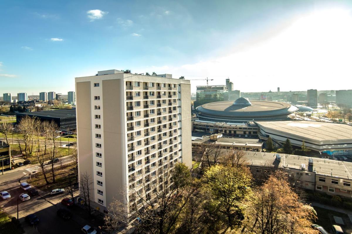 Okno na Spodek - Housity