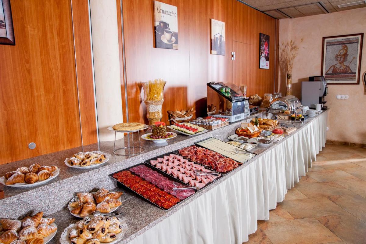 Comida en o cerca de este hotel