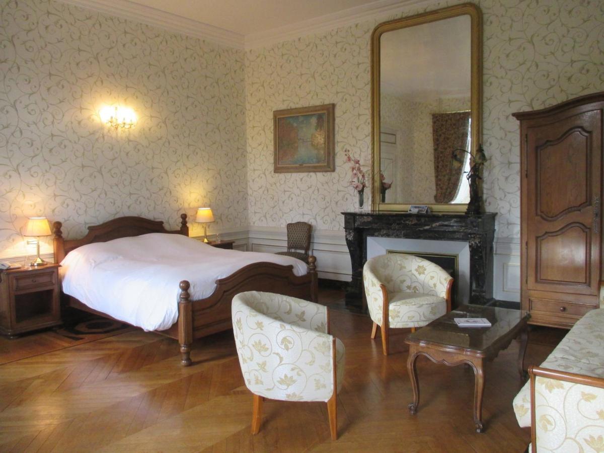 - une chambre avec un lit, une cheminée et un miroir dans l'établissement Château des Monthairons Hôtel Restaurant GastroMaison Spa privatif, à Les Monthairons