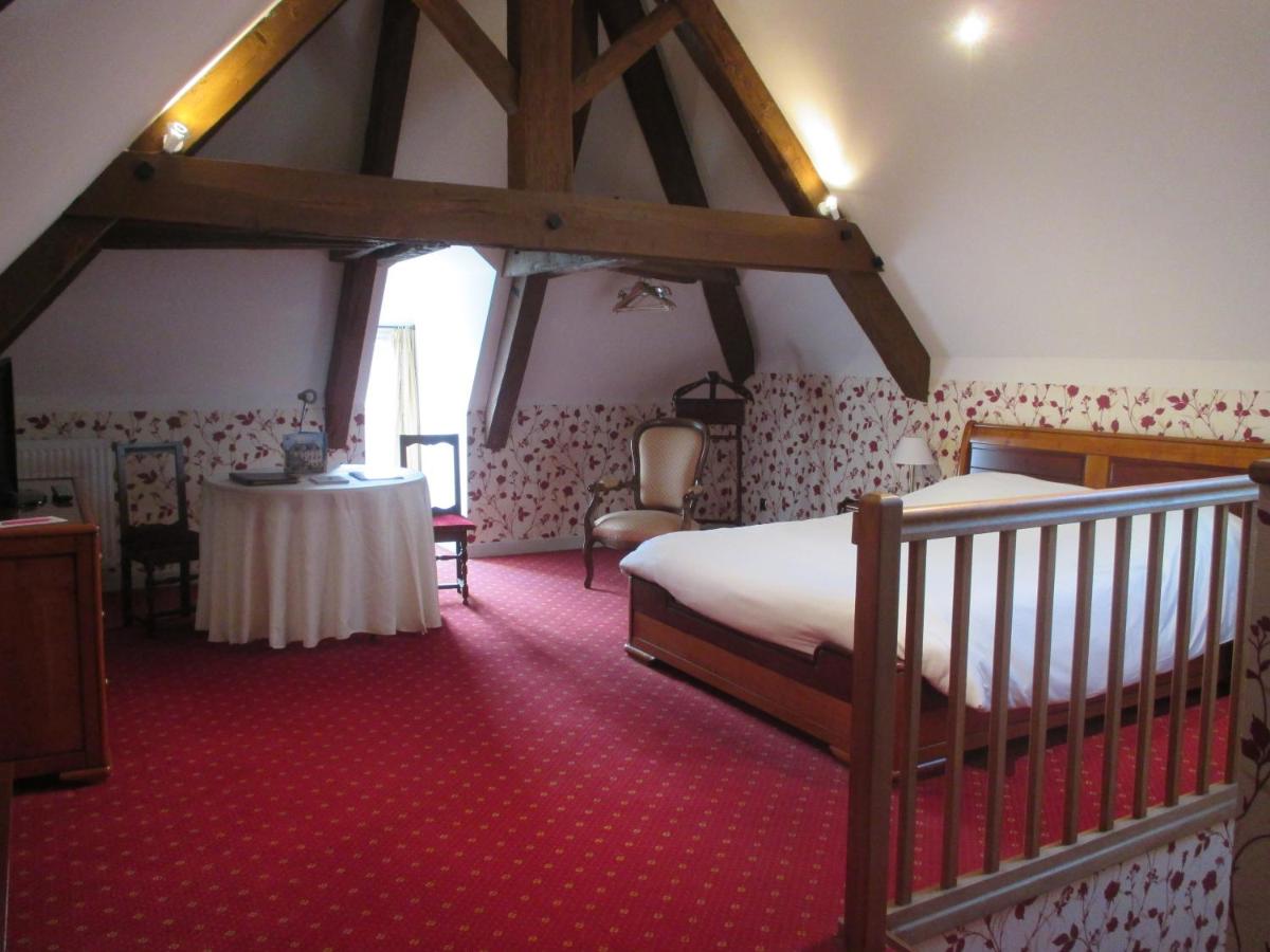 une chambre avec un lit et une table dans une pièce dans l'établissement Château des Monthairons Hôtel Restaurant GastroMaison Spa privatif, à Les Monthairons 152 autres photos