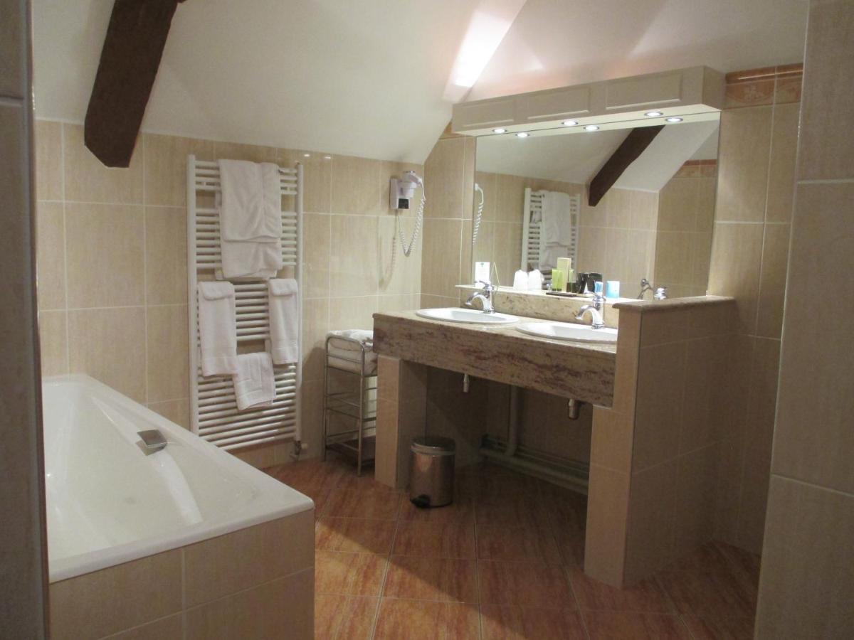 Salle de bains dans l'établissement Château des Monthairons Hôtel Restaurant GastroMaison Spa privatif