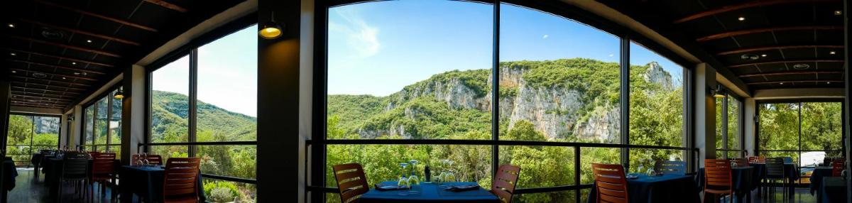 Vue générale sur la montagne ou vue sur la montagne depuis l'hôtel
