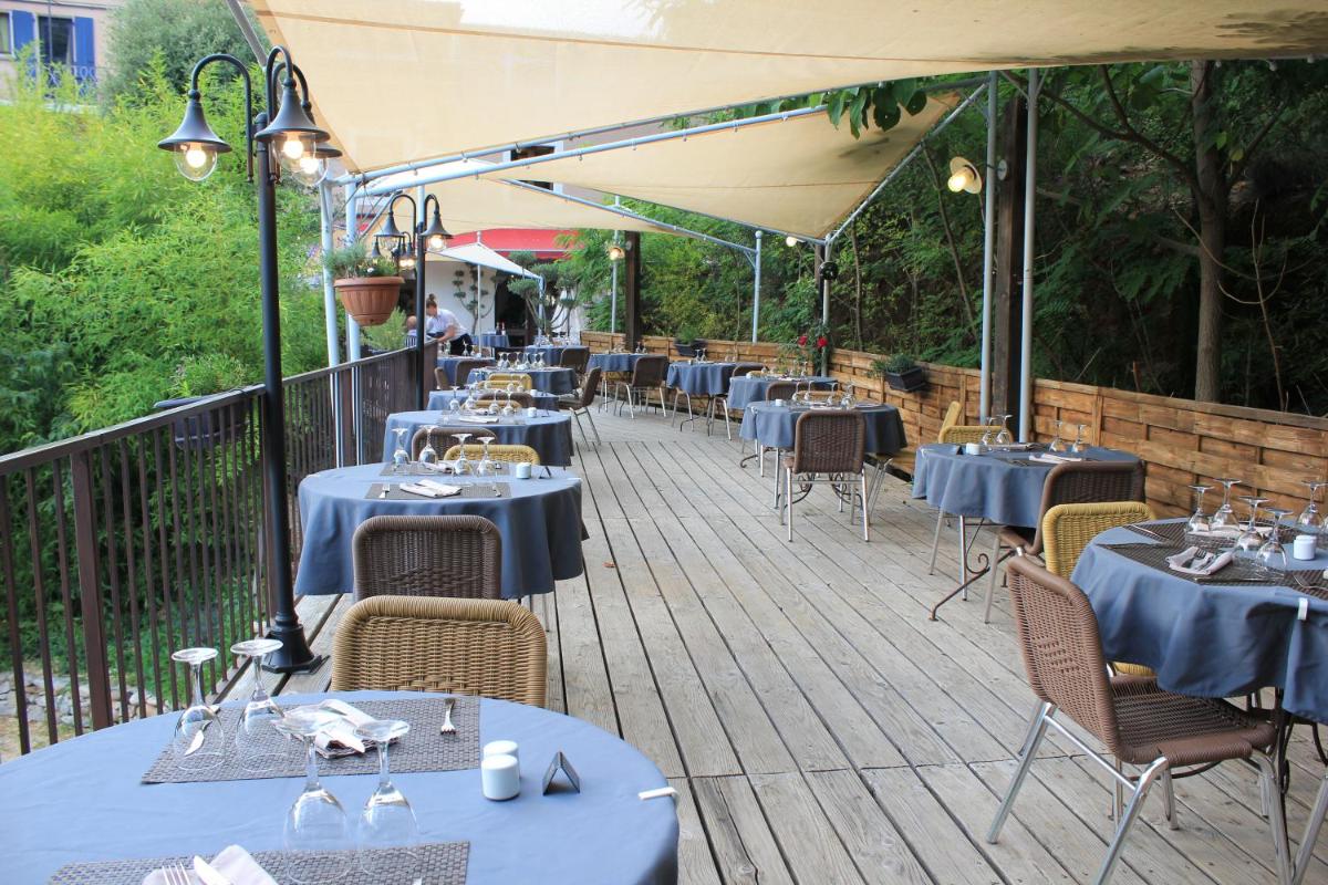 Restaurant ou autre lieu de restauration dans l'établissement Le Belvedere