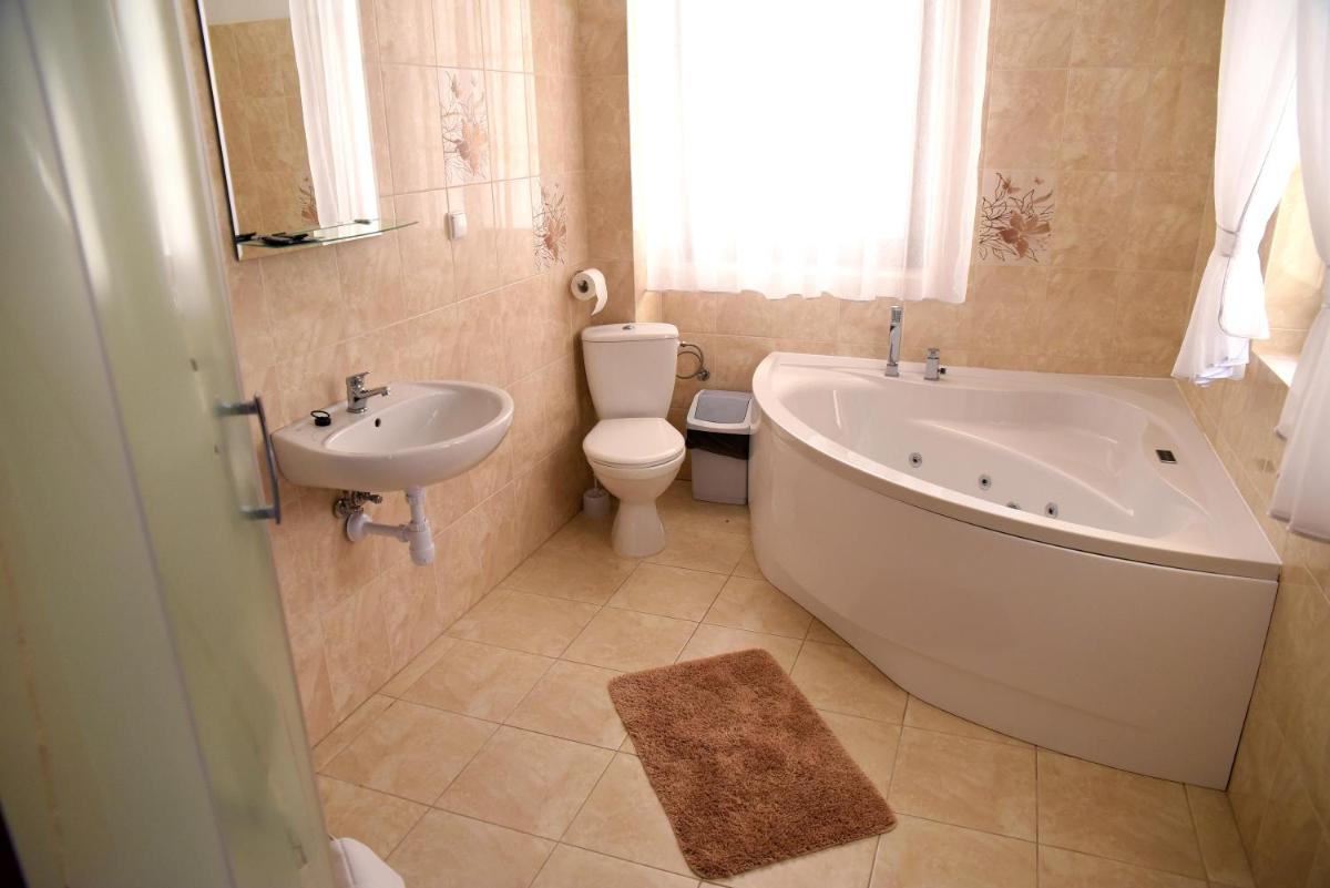 Gościniec Sikorka - Housity