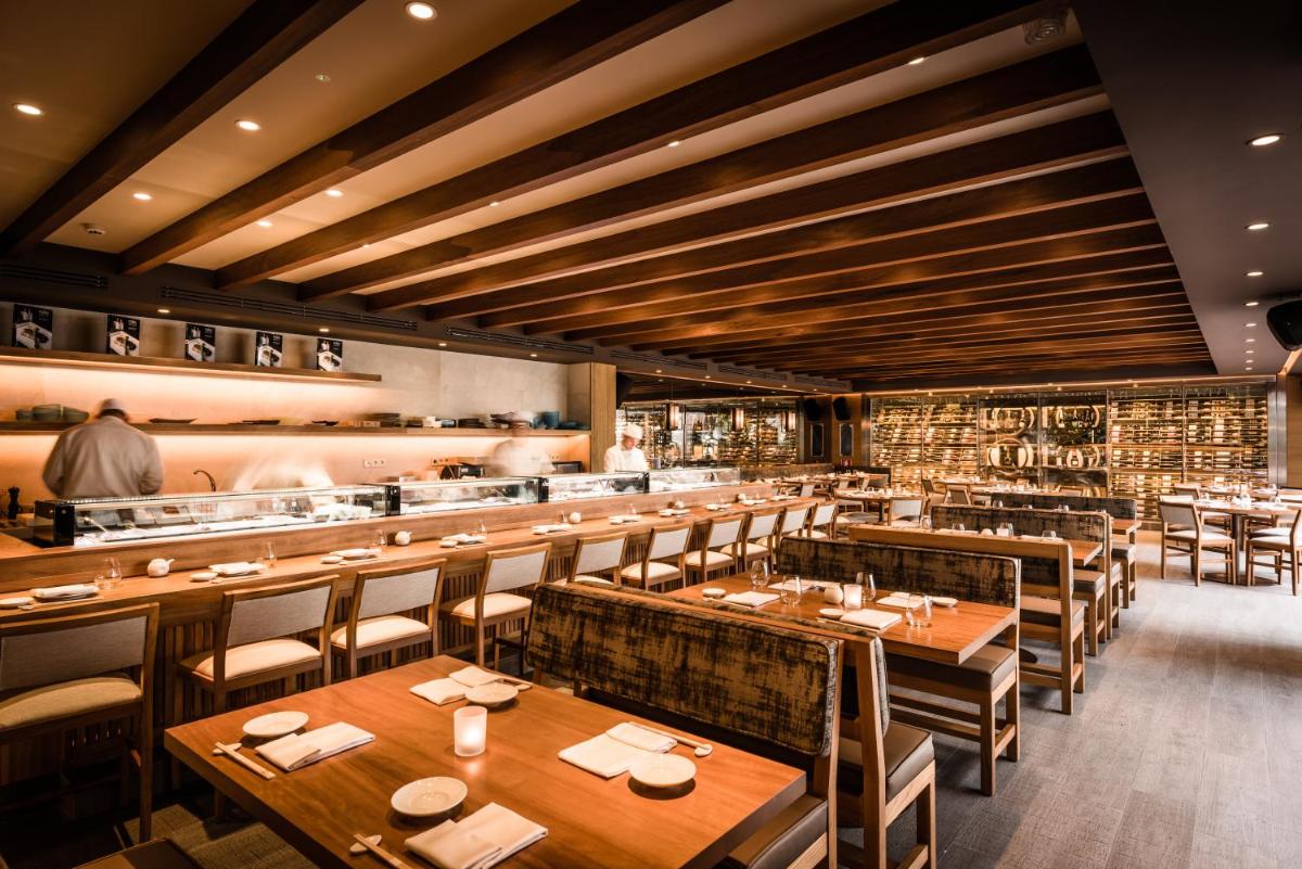 Un restaurante o sitio para comer en Nobu Hotel Marbella