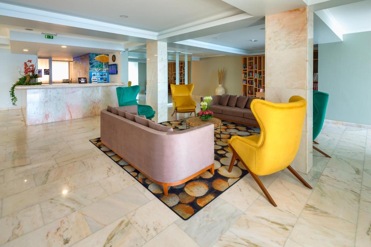 Uma área de estar em Hotel Orca Praia