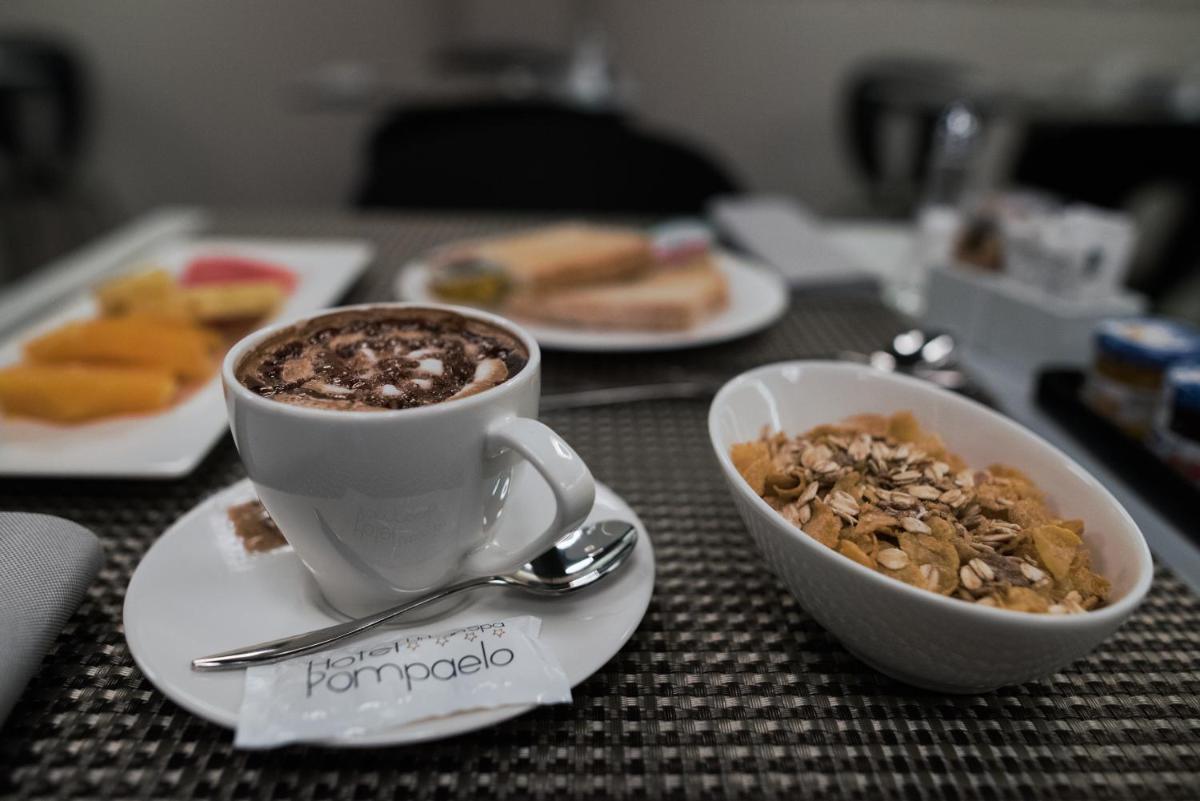Comida en o cerca de este hotel