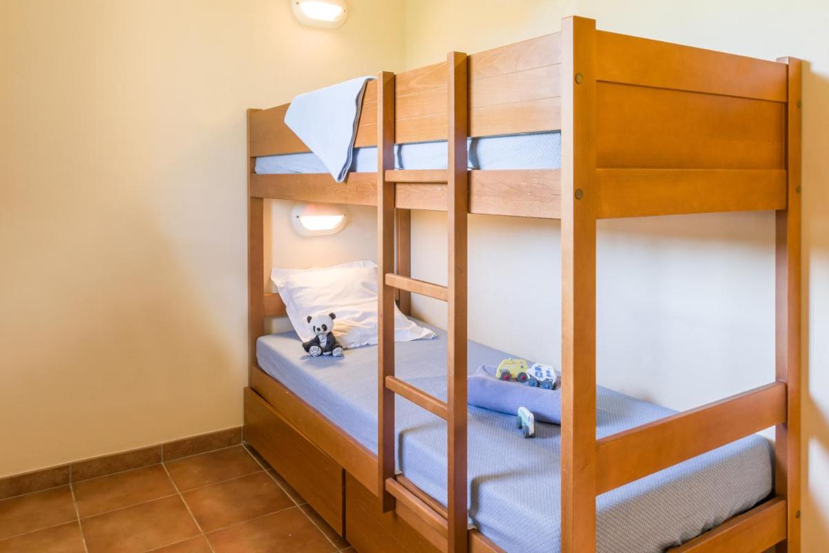 une chambre avec lits superposés dans un dortoir dans l'établissement Résidence Pierre & Vacances Les Rives de la Seugne, à Jonzac
