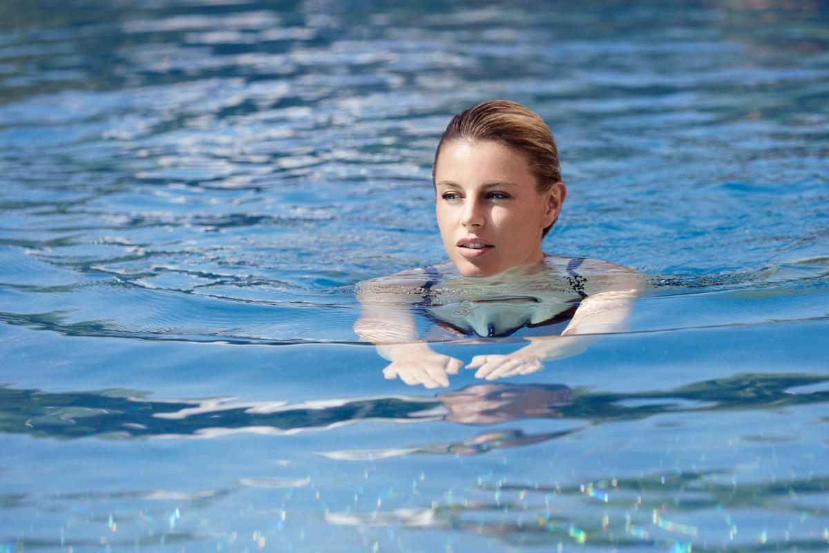Piscine de l'établissement Hotel Spa Restaurant Domaine du Moulin ou située à proximité