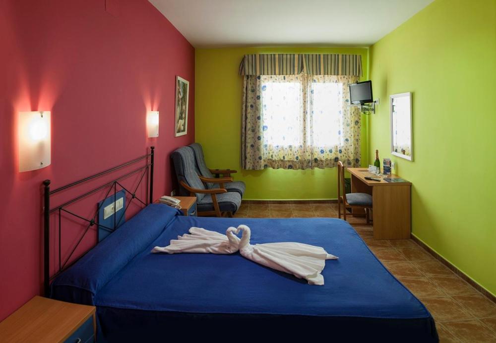 Un dormitorio con una cama con un cisne encima. en Hotel Balneario de la Concepción, en Villatoya