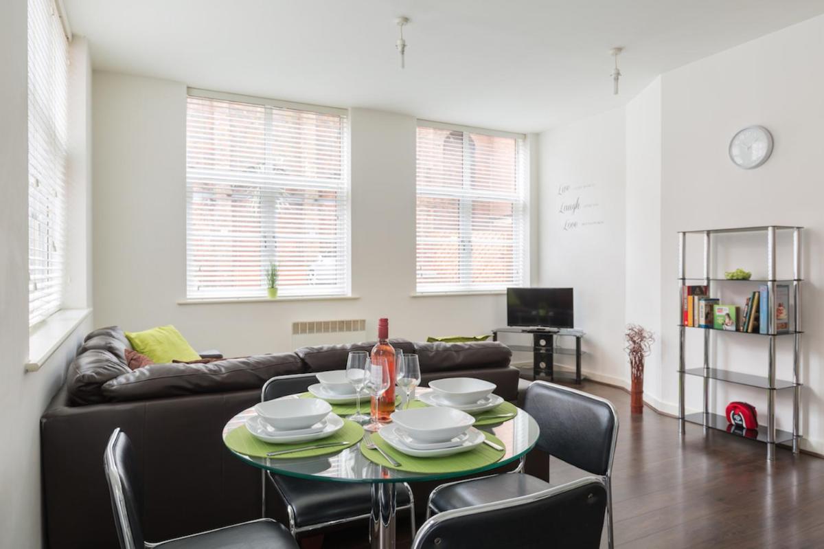 J Quarter - sleeps 5 long term & families comfortably, 4 beds, 2 bathrooms - Housity