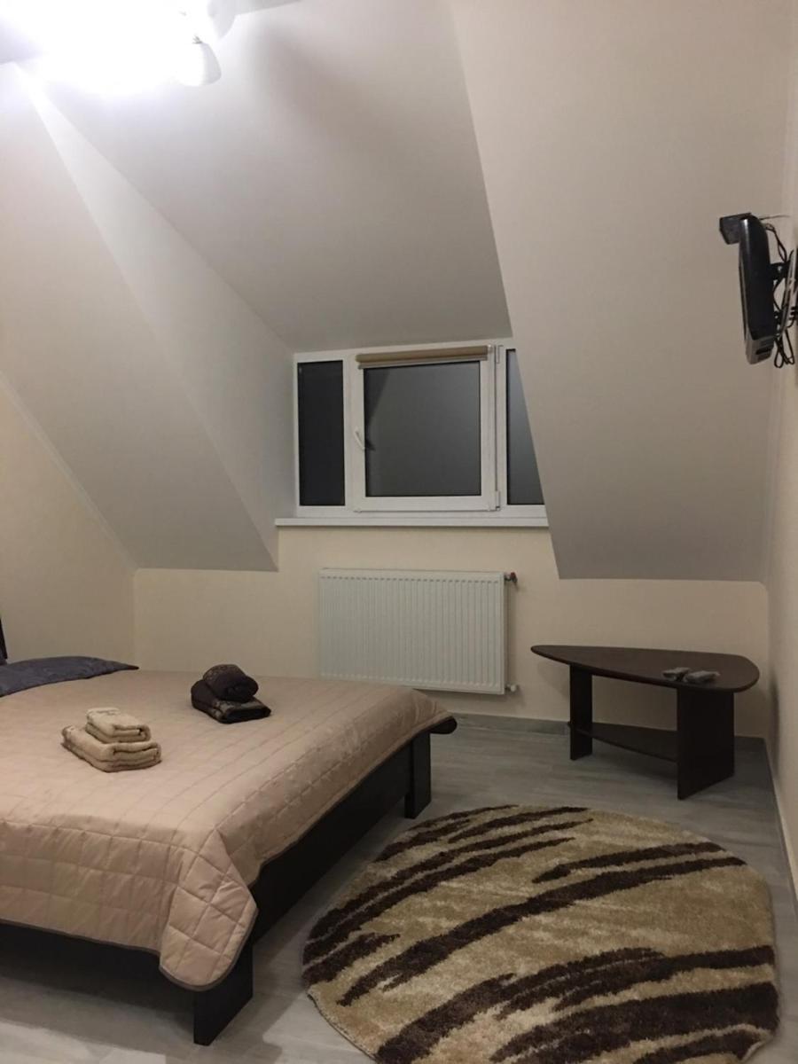 Lisova Perlina - Housity