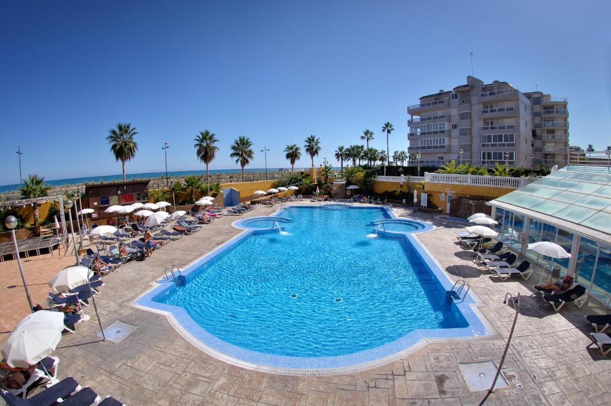 Una vista aérea de una piscina en un complejo turístico. en Gran Hotel Peñiscola, en Peñíscola