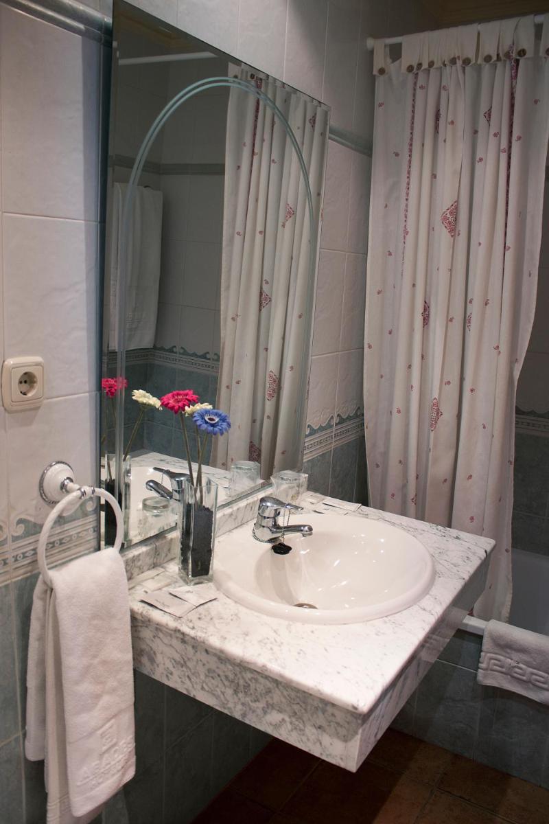 Albenzaire Hotel Asador - Housity