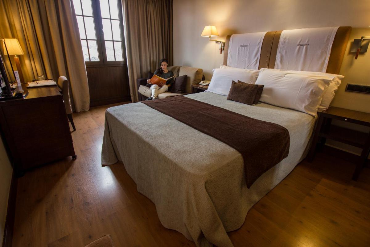 Cama o camas de una habitación en Hotel Spa Balfagon