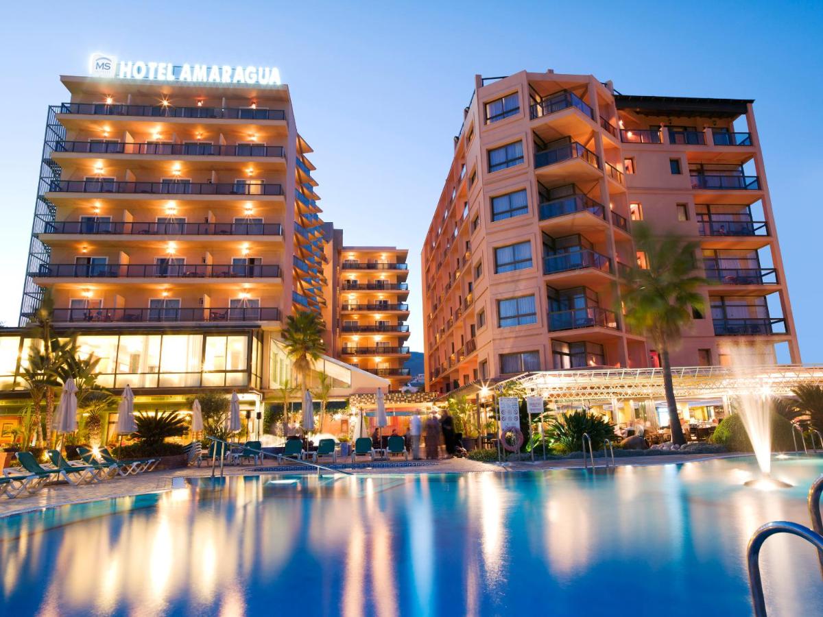 una gran piscina frente a un hotel en MS Amaragua, en Torremolinos