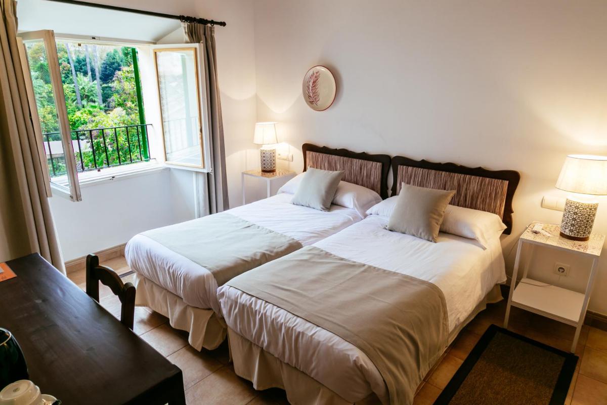 Un dormitorio con dos camas y una ventana. en Hotel El Guía, en Sóller 48 fotos más