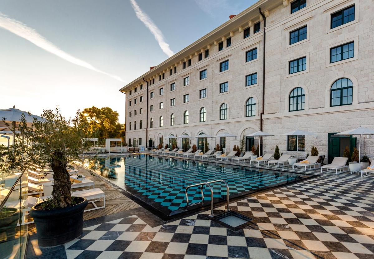 Hotel Brown Beach House & Spa - Housity