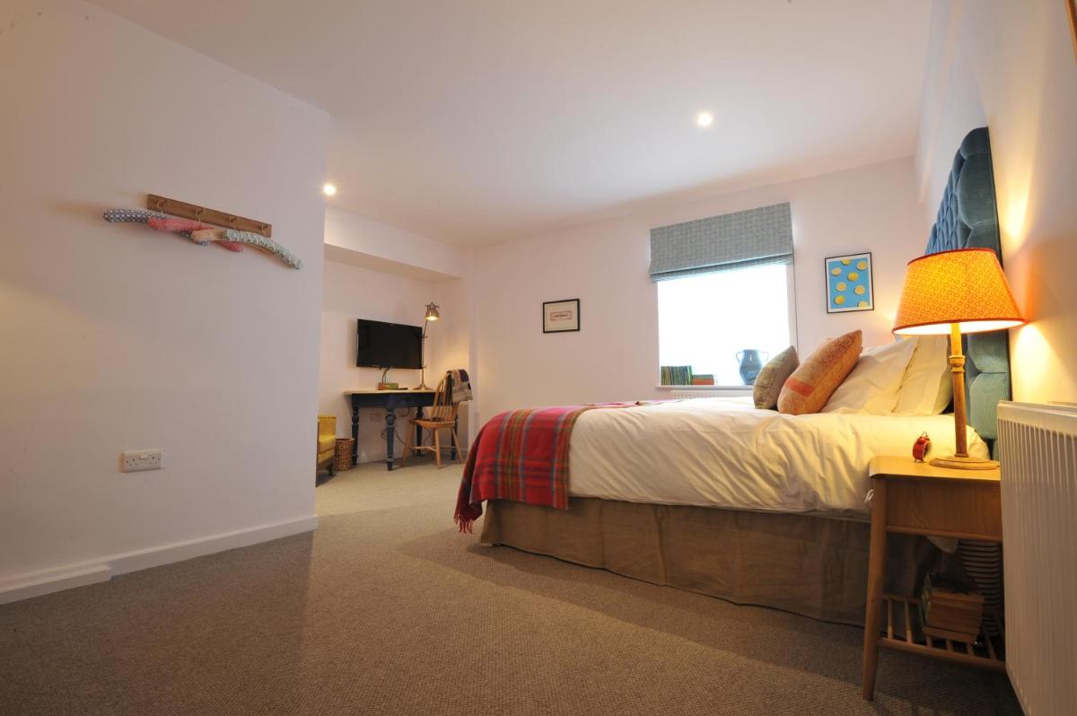 The Narrowboat - Housity