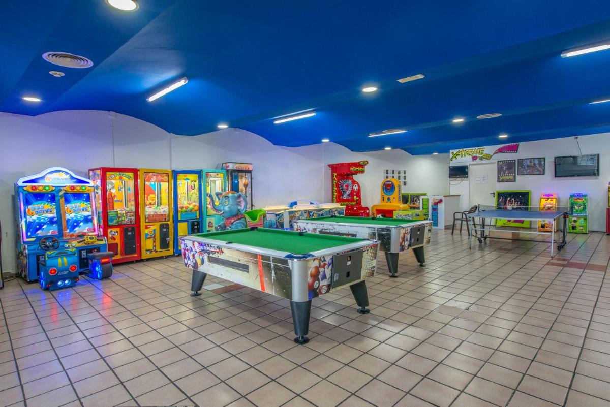 Sala de juegos en Relaxia Lanzasur Club - Aqualava Water Park