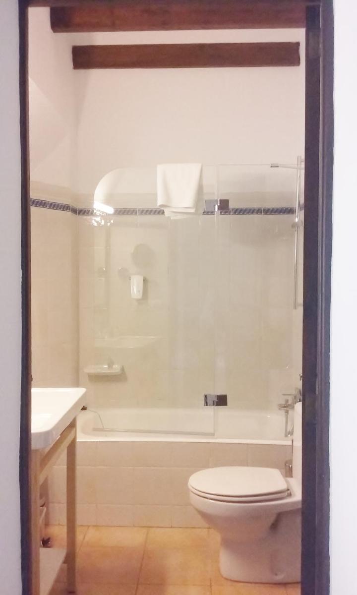 Un baño de Hotel El Guía