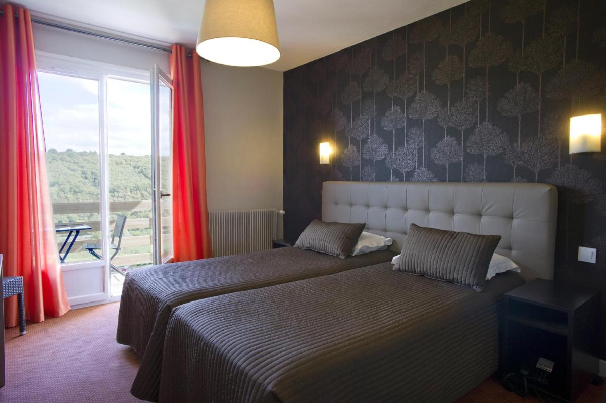 - 2 lits dans une chambre avec des rideaux rouges et une fenêtre dans l'établissement Auberge Du Camp Romain, à Chassey-le-Camp