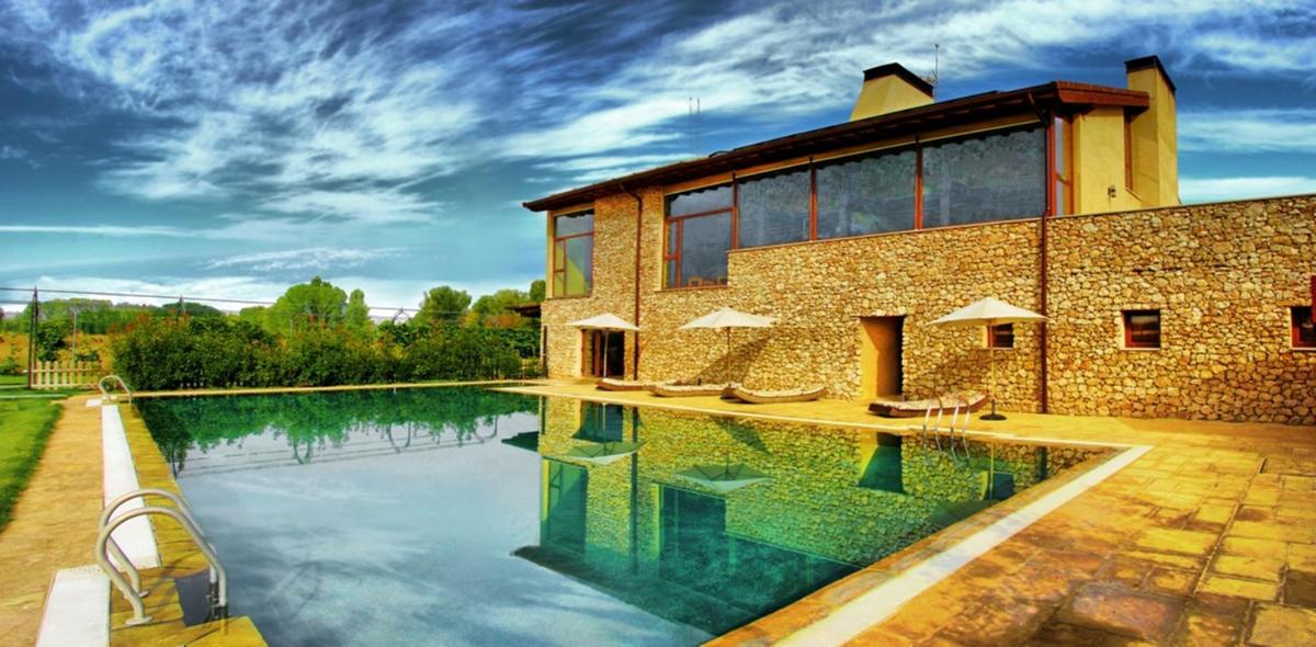 una casa con piscina delante en Hotel Rural y SPA Kinedomus Bienestar, en Aranda de Duero