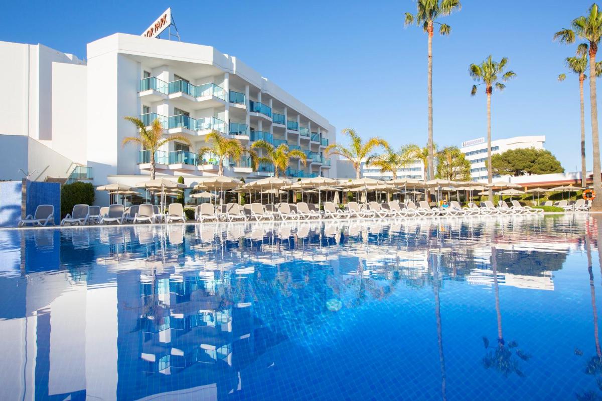 un hotel con una piscina con sillas y palmeras en Hipotels Cala Millor Park, en Cala Millor 56 fotos más