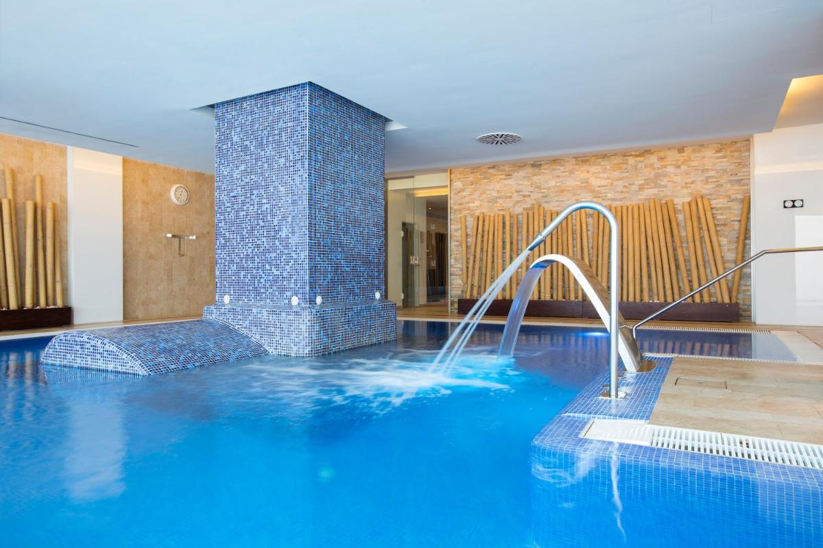 una piscina en un hotel con un tobogán de agua en Hipotels Cala Millor Park, en Cala Millor